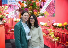 Daphne Anholts en Edith Goedegebuure lieten de zijdebloemen en planten zien.